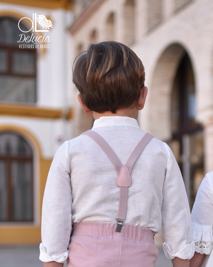Conjunto de niño con tirantes rosa empolvado.