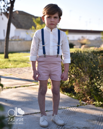 Conjunto de niño con tirantes azul y pantalón rosa.